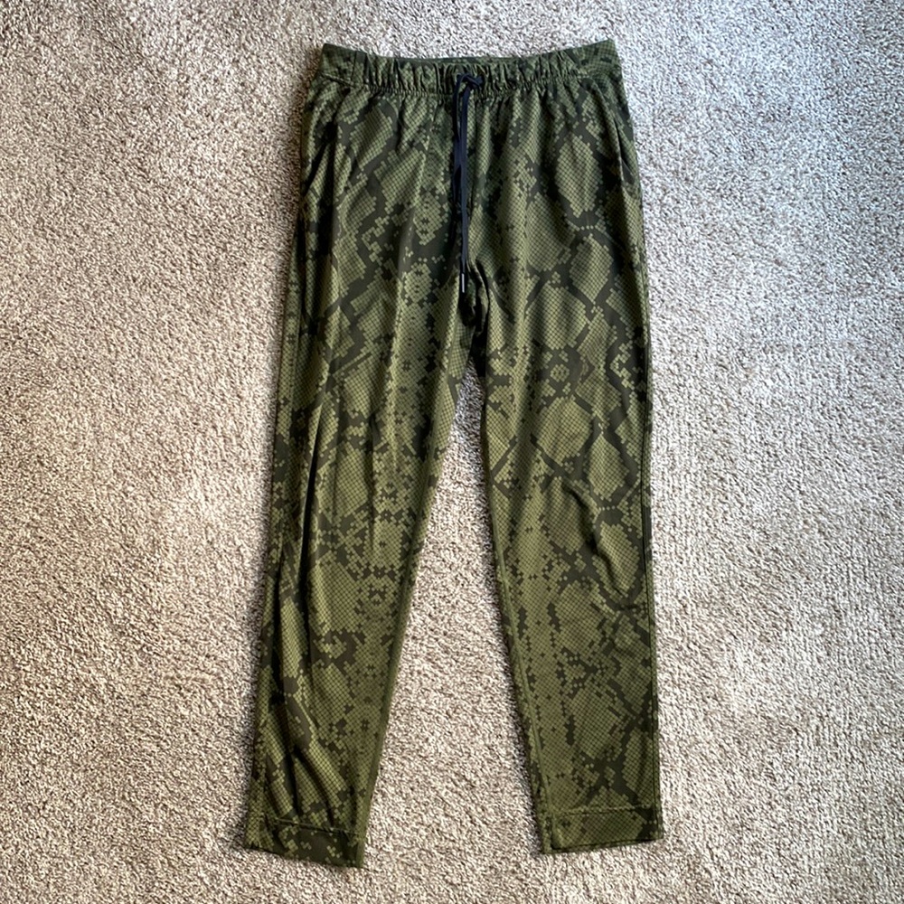 Lululemon Jet Green/Black Snakeskin Stretch joggers, size 4.